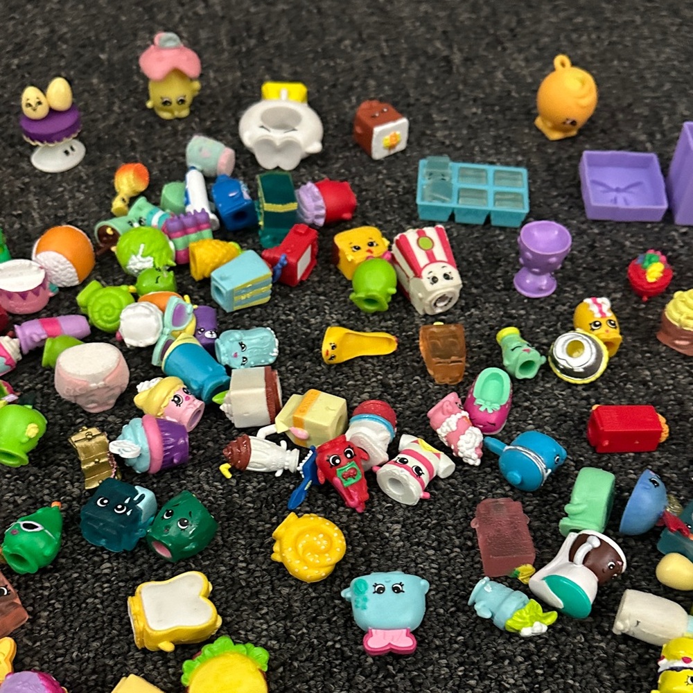 Huge Collection of Shopkins and Accessories - Picture 7 of 8